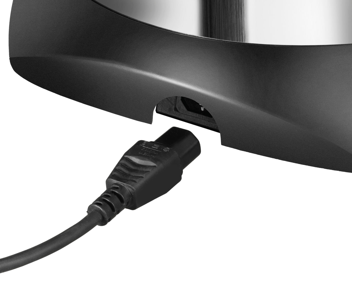 Eine Nahaufnahme eines schwarzen Stromkabels mit Stecker, das in die Rückseite eines Unold Crêpesmaker Profi, eines schwarz-silbernen Küchengeräts, eingesteckt wird.