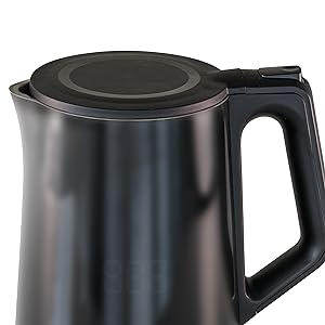 Eine Nahaufnahme des Unold Blitzkocher Edelstahl Digital 1,5L, eines eleganten schwarzen Wasserkochers mit Griff und geschlossenem Deckel vor einem schlichten weißen Hintergrund.