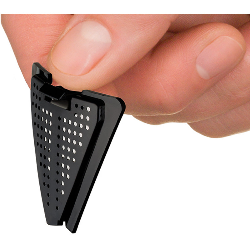 Eine Hand hält einen kleinen, schwarzen, dreieckigen Kalkfilter für den BLITZKOCHER Easy Black / White von Unold, mit Perforation und Schlitzrand.