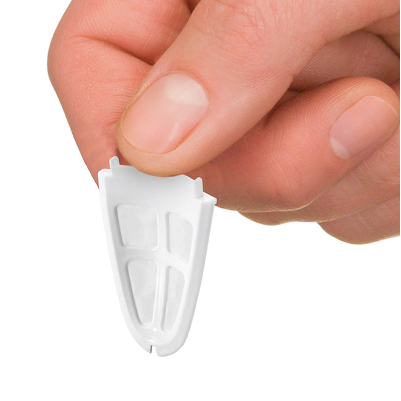 Eine Nahaufnahme einer Hand, die den Unold Kalkfilter für BLITZKOCHER Golf 18550 zwischen Daumen und Zeigefinger hält.