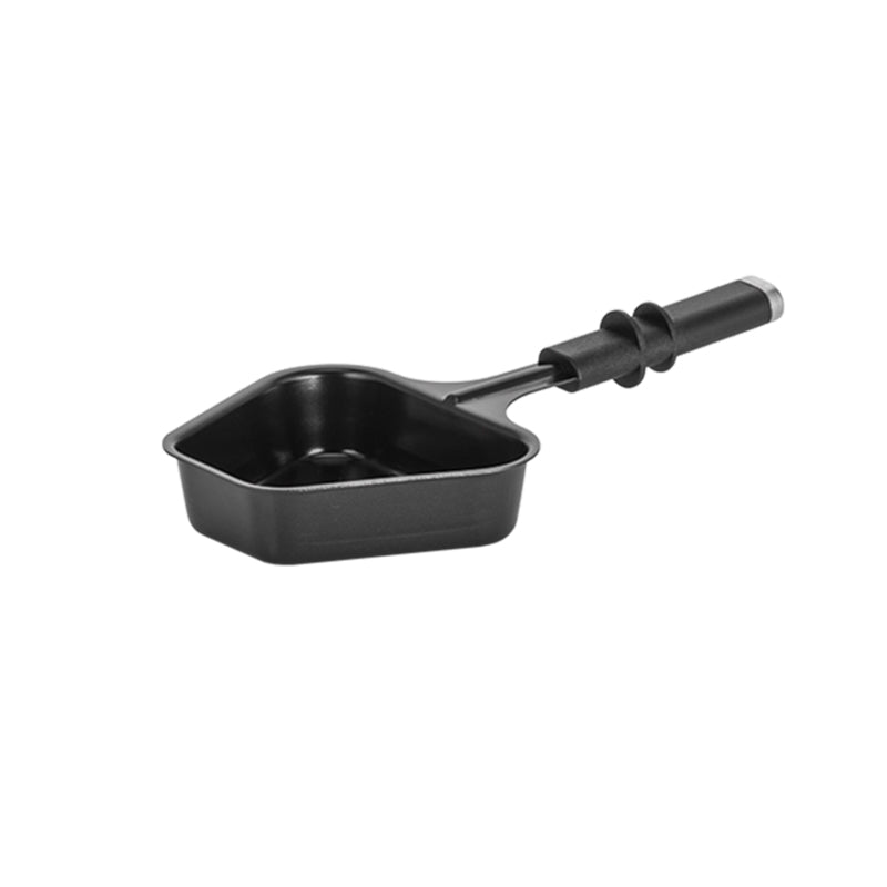 Das Unold Raclette-Pfännchen, einzeln, für RACLETTE 48726 ist eine kleine, schwarze fünfeckige Bratpfanne mit Antihaftbeschichtung und einem schwarzen Griff mit Metallende.