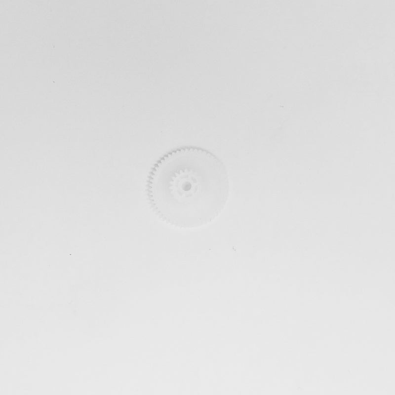 Ein kleines Unold Kunststoffzahnrad für den Mischermotor, EISMASCHINE 8875/48840/48816, ist auf einem schlichten weißen Hintergrund zentriert. Sein durchscheinender Kunststoffkörper zeigt feine Zähne und ein zentrales Loch, das einen schwachen Schatten wirft.