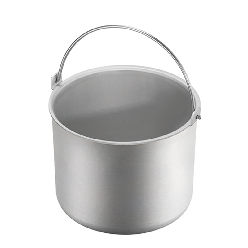 Der Unold Eisbehälter für EISMASCHINE 48865 + 48825 ist ein schlichter, silberner Metalleimer mit glatter Oberfläche und einem dünnen, geschwungenen Henkel, der beidseitig in Randnähe angebracht ist. Er ist leer vor weißem Hintergrund abgebildet.