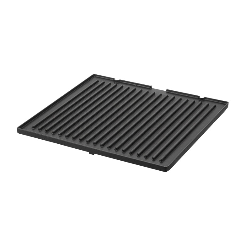 Die Unold Grillplatte für CONTACT-GRILL Steak 58526 ist ein rechteckiger schwarzer Metallrost mit erhabenen Rippen, schräg auf weißem Grund dargestellt.