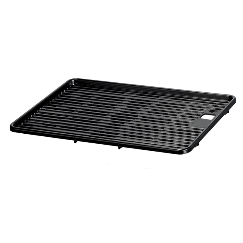 Die Unold Grillplatte für BARBECUE-GRILL Vario 58565 ist eine schwarze rechteckige Tropfschale aus Kunststoff mit parallelen Lamellen und einer kleinen quadratischen Aussparung in einer Ecke, abgebildet vor einem weißen Hintergrund.