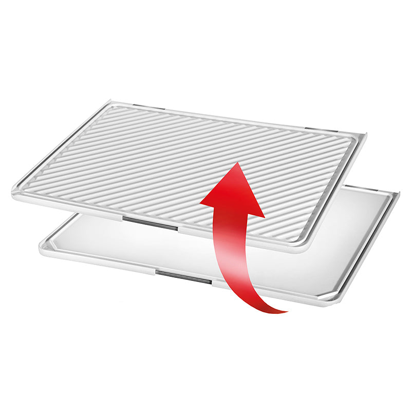 Ein Benutzer entnimmt die Unold Grillplatte für CONTACT-GRILL Plus 58590 aus ihrer Halterung, wobei er sich an einem großen roten Pfeil nach oben orientieren kann.