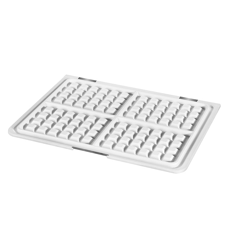 Die Unold Waffelplatte für CONTACT-GRILL Plus 58590 ist eine weiße rechteckige Kunststoffschale mit vier Abschnitten mit Waffelmuster, die jeweils ein Raster aus erhabenen quadratischen Erhebungen aufweisen, die vor einem schlichten Hintergrund dargestellt sind.