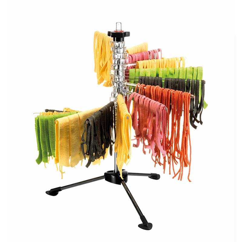 Der Unold Nudelmeister Pastatrockner, ein schwarzes Gestell mit metallischer Mitte und mehreren Armen, hält bunte Stränge frischer gelber, grüner, rosa und brauner Pasta gleichmäßig, während sie zum Trocknen aufgehängt werden.