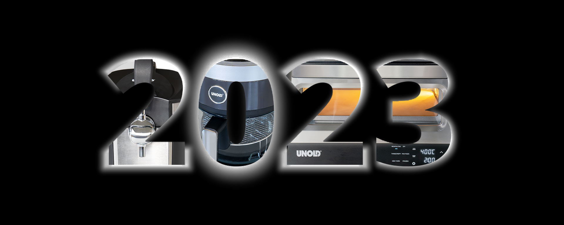 Die Zahlen 2023 erscheinen in großer weißer Schrift auf schwarzem Hintergrund, wobei jede Ziffer mit Bildern von UNOX-Küchengeräten gefüllt ist, darunter eine Kaffeemaschine, eine Heißluftfritteuse und ein Ofen.