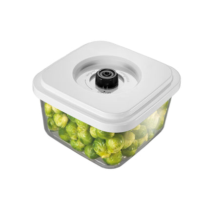 Die Unold Vakuumdose, ein durchsichtiger, quadratischer Frischhaltebehälter mit weißem Deckel und zentralem Ventil, ist mit Rosenkohl gefüllt und auf einem weißen Hintergrund platziert.