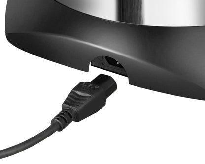 Eine Nahaufnahme eines schwarzen Stromkabels mit Stecker, das in die Rückseite eines Unold Crêpesmaker Profi, eines schwarz-silbernen Küchengeräts, eingesteckt wird.