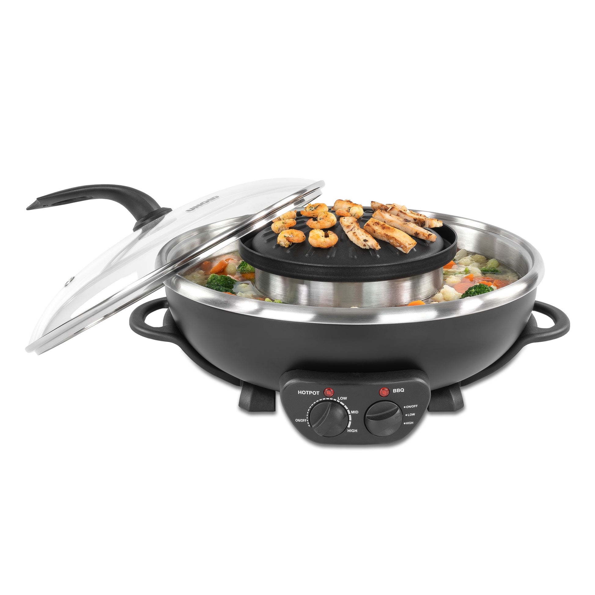 Der Unold Asia Fondue Hot Pot verfügt über Bedienregler an der Vorderseite und ist hier beim Grillen von Garnelen zu sehen, während im Topf eine Gemüsemischung gart und der Glasdeckel daneben liegt.