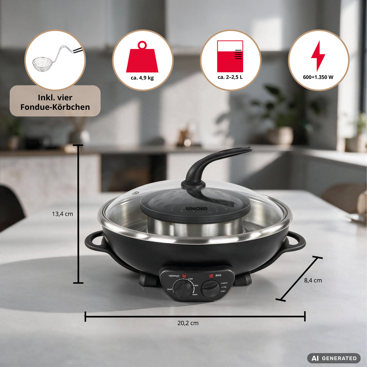 Der „Fondue-Topf zu Asia Fondue Hot Pot“ von Unold steht mit seinem Glasdeckel auf der Küchenarbeitsplatte. Darauf sind die Maße, der Leistungsbereich (600–1350 W), das Fassungsvermögen von 2–2,5 l und das Gewicht von 4,9 kg angegeben, während in einer Einblendung die vier im Lieferumfang enthaltenen Fondue-Körbchen hervorgehoben werden.