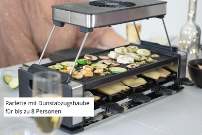 Der Unold Raclette Smokeless Tischgrill mit Dunstabzugshaube eignet sich zum Garen von Gemüse, Garnelen und Käse. Unten sind vier kleine Schalen mit geschmolzenem Käse abgebildet. Der deutsche Text lautet: „Raclette mit Dunstabzugshaube für bis zu 8 Personen.“.
