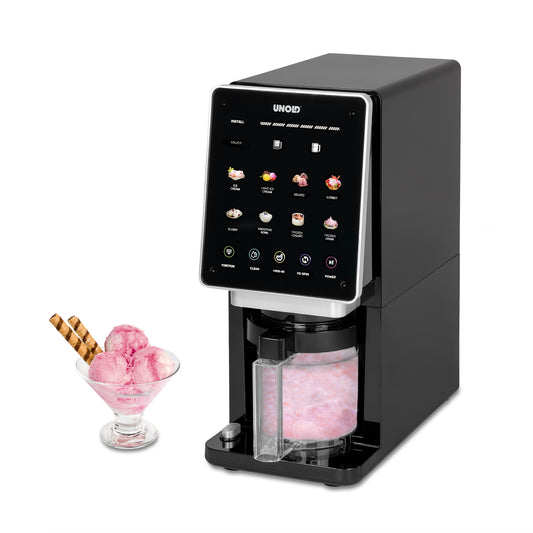 Die Unold Eismaschine „Cream Dream“, eine schwarze Eismaschine mit Touchscreen-Display, ist neben einer mit rosa Eis gefüllten Glasschüssel und zwei Waffelröllchen abgebildet.