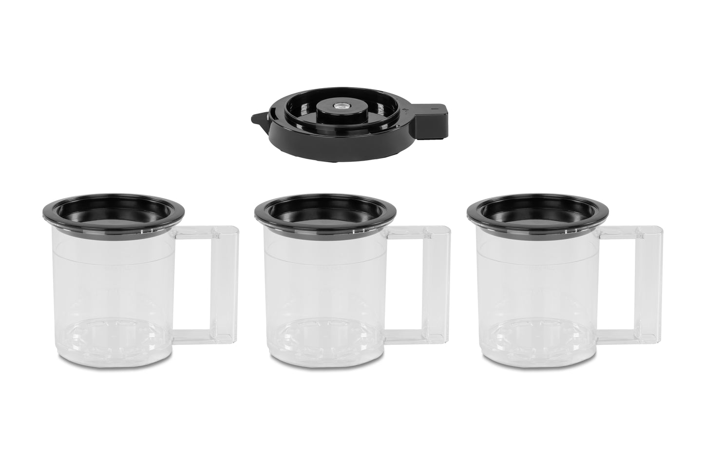 Drei durchsichtige Kunststoffbecher mit Henkel und schwarzem Rand aus der Unold AG Eismaschine Cream Dream sind auf weißem Grund aufgereiht. Darüber befindet sich ein runder schwarzer Deckel oder Aufsatz mit einem kleinen Henkel an der Seite.