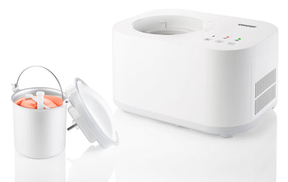 Die Unold Eismaschine Snow inklusive Eisbuch 1 L in Weiß verfügt über die Haupteinheit auf der rechten Seite und eine abnehmbare Rührschüssel aus Metall mit Griff und Paddel auf der linken Seite, beiseite gelegter Deckel, in dem sich Orangeneis befindet.