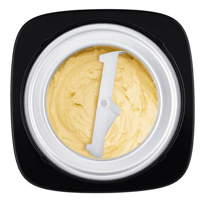 Draufsicht auf die Unold Eismaschine Gelato inklusive Eisbuch 1,5 L beim Mixen von cremigem, hellgelbem Eis. Der Rührarm sitzt in der Mitte, während die glatte Masse im eleganten schwarz-silbernen Behälter eindickt.