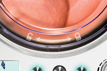 Eine Nahaufnahme der Tür der Unold Eismaschine Exklusiv 2 L mit einer gegen das Glas gedrückten Zunge und darunter angezeigten Verriegelungs-/Entriegelungssymbolen.