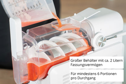 Eine Nahaufnahme der Unold Slush-Eismaschine Susi zeigt das Einfüllen einer Orangenmischung. Deutscher Text: Großer Behälter mit ca. 2 Liter Fassungsvermögen. Für mindestens 6 Portionen pro Durchgang.