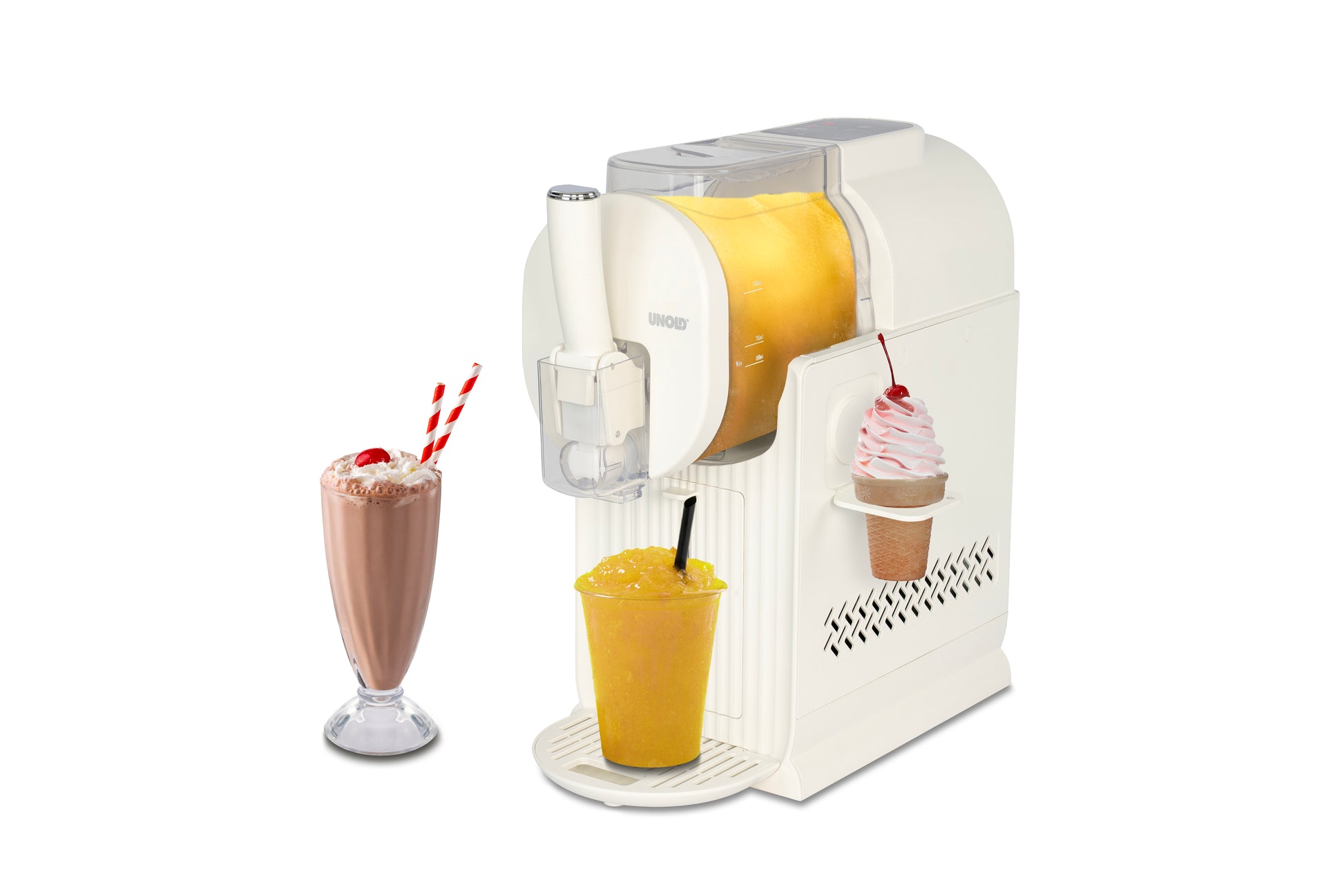 Die Unold Slusheismaschine Sofia, eine weiße Maschine für gefrorene Getränke mit einem durchsichtigen Behälter, gibt einen gelben Slushy in einen Becher aus. Daneben gibt es einen Schokoladenmilchshake mit Schlagsahne und eine Soft-Serve-Tüte mit einer Kirsche als Topping.