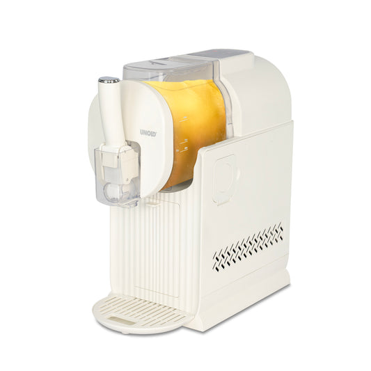 Die Unold Slusheismaschine Sofia ist eine weiße Maschine für gefrorene Getränke mit einem durchsichtigen Behälter, der mit einem orange-gelben Getränk gefüllt ist, einem Ausgießer und einem rechteckigen Sockel mit einer Tropfschale.