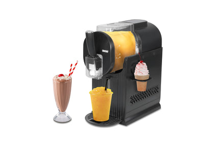 Die Unold Slusheismaschine Sofia in Schwarz schenkt ein orangefarbenes, gefrorenes Getränk in einen durchsichtigen Becher aus, daneben stehen ein Schokoladenmilchshake und eine Vanilleeiswaffel, alles vor einem weißen Hintergrund.