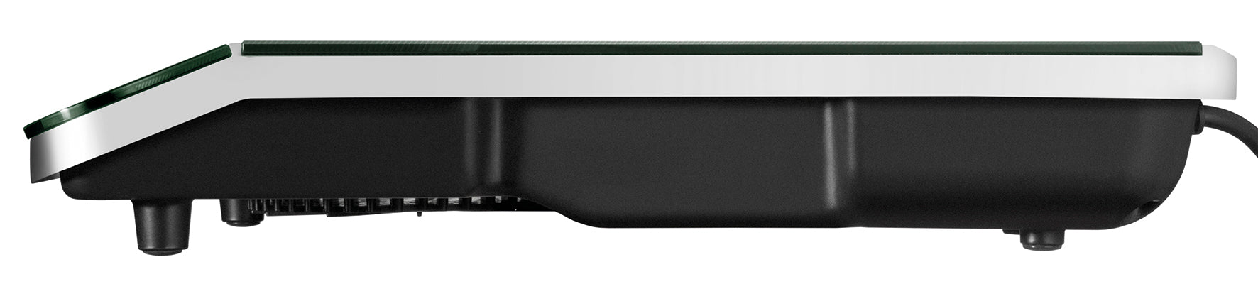 Seitenansicht der Unold AG Einzel-Induktionskochplatte - Schwarz/Edelstahl 581051 (B-Ware), ein schlankes, modernes Induktionskochfeld mit schlankem schwarzem Sockel, Edelstahlverkleidung, dunkler Glasplatte, kleinen Füßen und sichtbarem Netzkabel auf der rechten Seite.