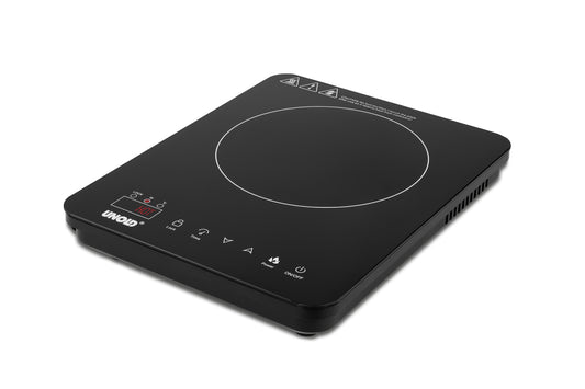 Die Unold Induktionskochplatte Ina ist ein schwarzes einflammiges Induktionskochfeld mit digitaler Anzeige, Touch-Bedienung, runder Kochzone und Sicherheitswarnsymbolen in der Ecke.