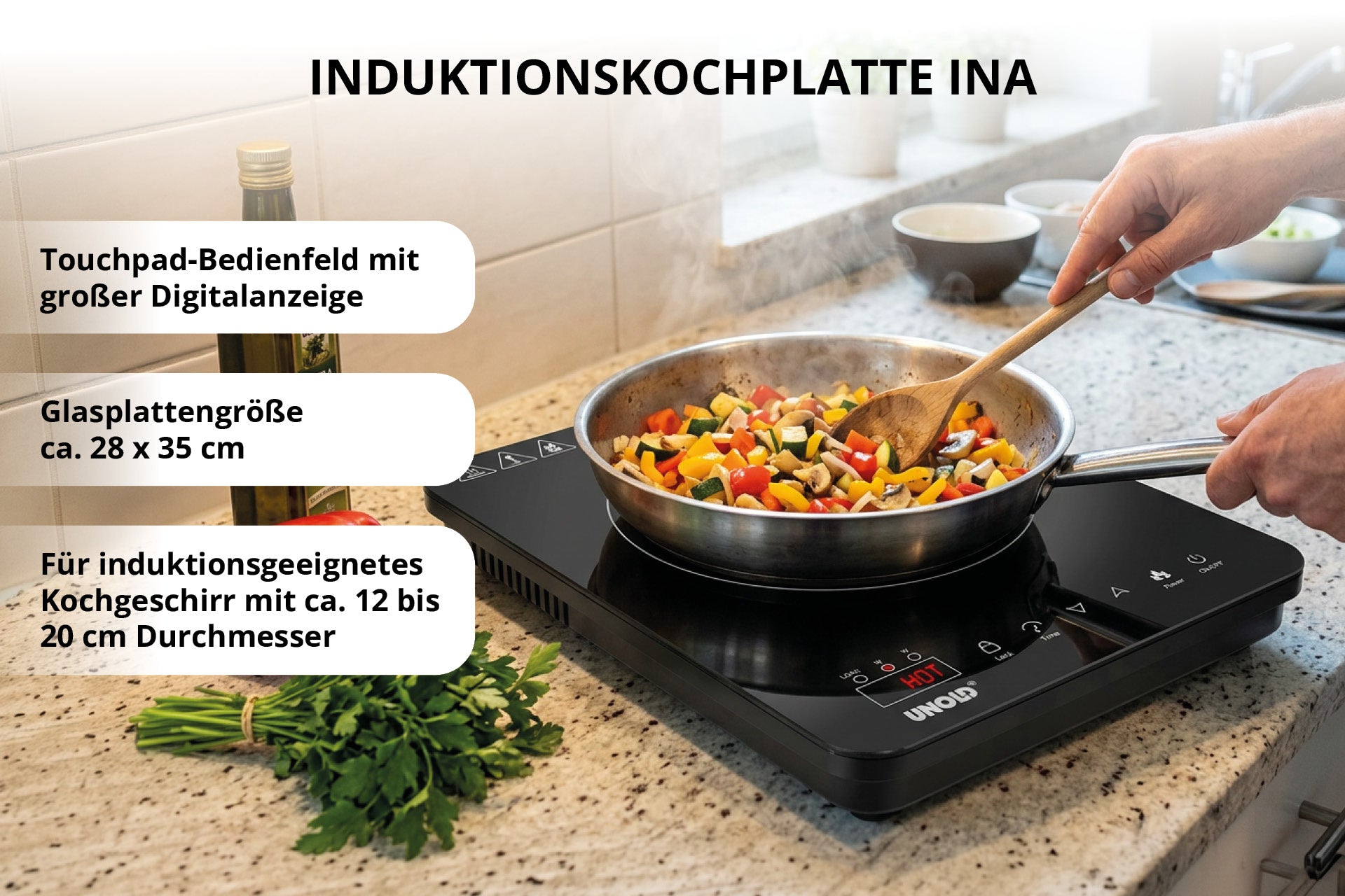 Eine Person bereitet Gemüse in einer Pfanne auf der Unold Induktionskochplatte Ina zu, einer schwarzen Induktionskochplatte, die auf einer Küchenarbeitsplatte steht. In Textfeldern werden das digitale Display des Geräts, die Größe der Glasplatte sowie der geeignete Durchmesser des Kochgeschirrs hervorgehoben.