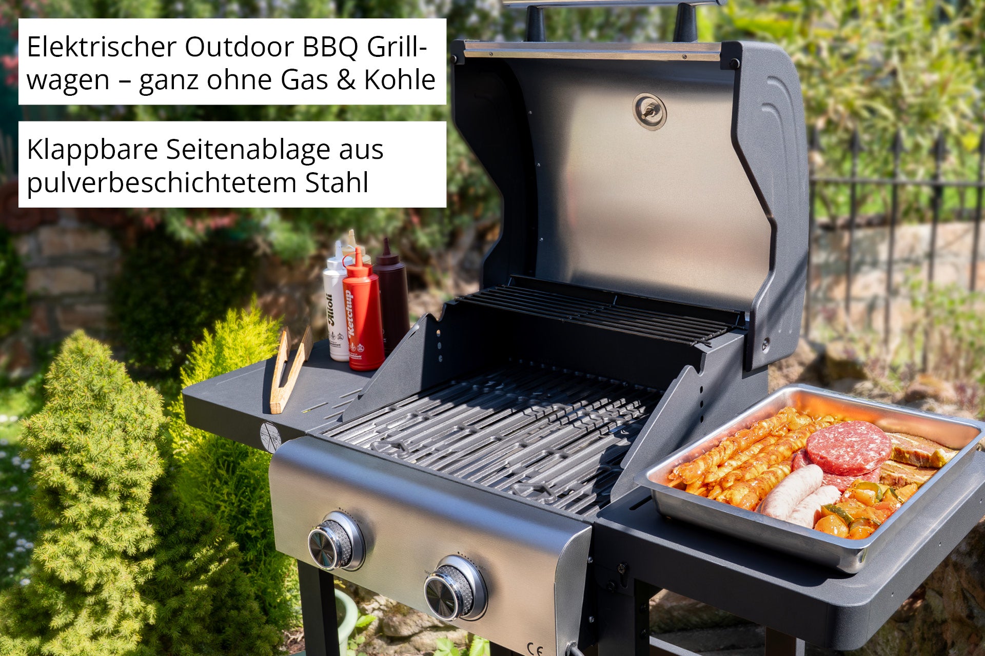 Der Unold Barbecue Grill-Wagen Buddy, ein eleganter elektrischer Outdoor-Grill mit klappbaren Seitenablagen aus Stahl, steht offen in einem Garten. Auf dem Grill befinden sich Utensilien, Soßen und eine Schale mit Gemüse und Fleisch. Der deutsche Text hebt seine Eigenschaften hervor.