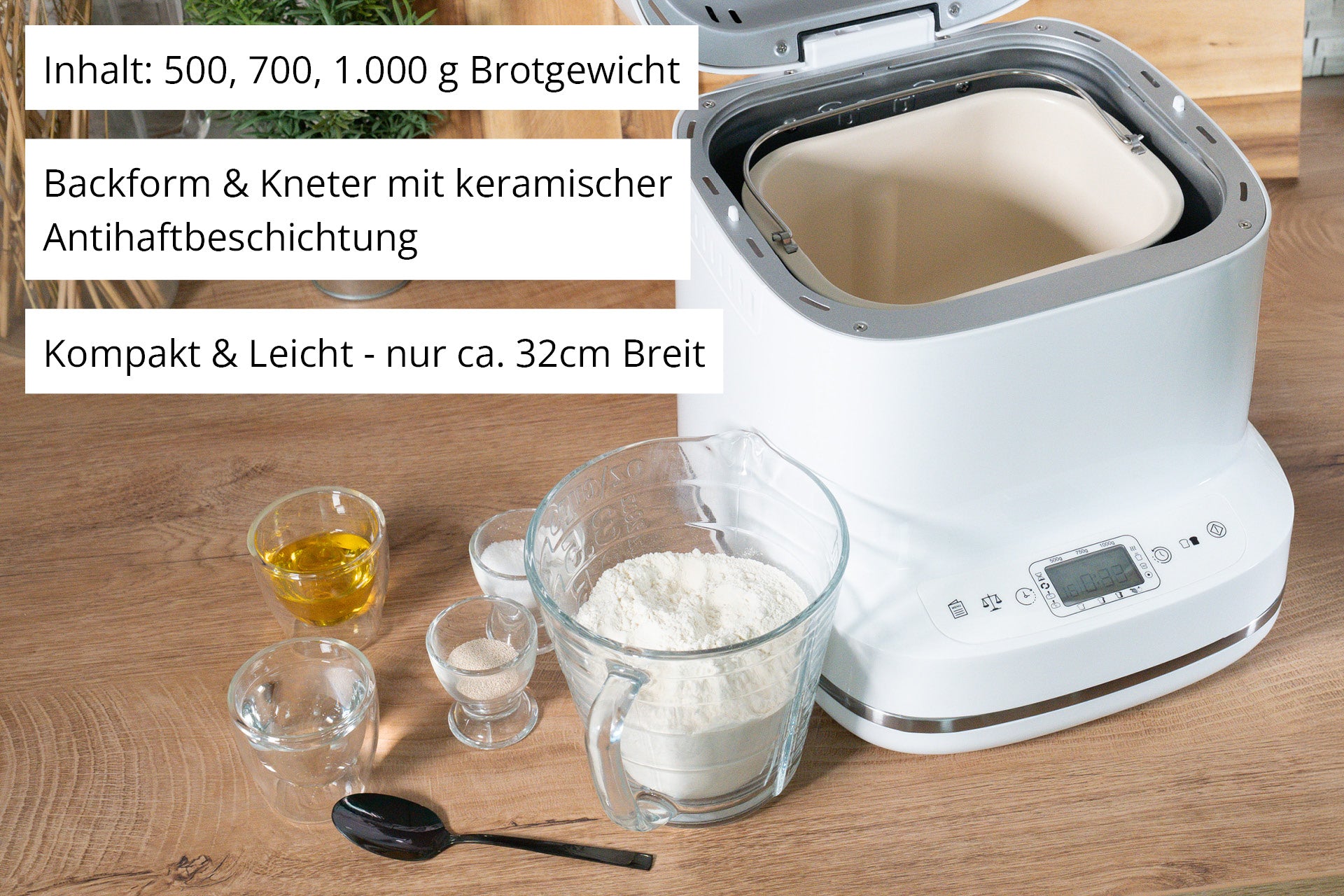 Der Unold AG Backmeister Bernd Brotbackautomat steht auf einer hölzernen Arbeitsplatte neben Glasschalen mit Mehl, Zucker und Wasser und einem schwarzen Messlöffel. Ein deutscher Text hebt die Eigenschaften des Backmeister Bernd hervor.