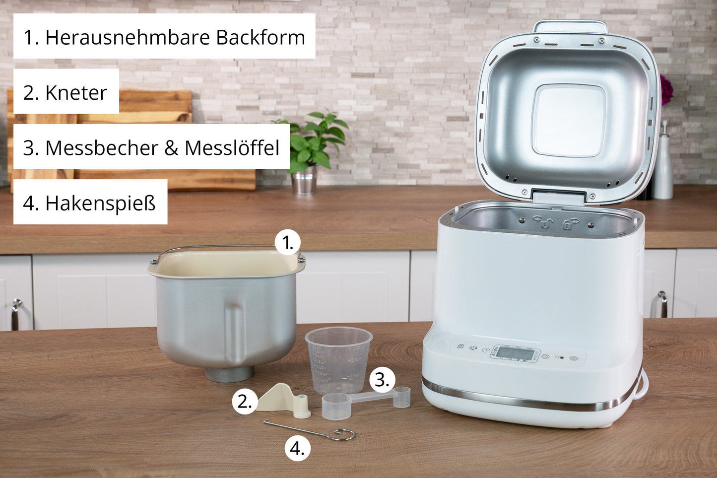 Der Unold AG Backmeister Bernd Brotbackautomat wird offen in einer modernen Küche gezeigt und zeigt sein beschriftetes Zubehör: 1 abnehmbare Backform, 2 Knetmesser, 3 Messbecher und Löffel und 4 Hakenwerkzeug.
