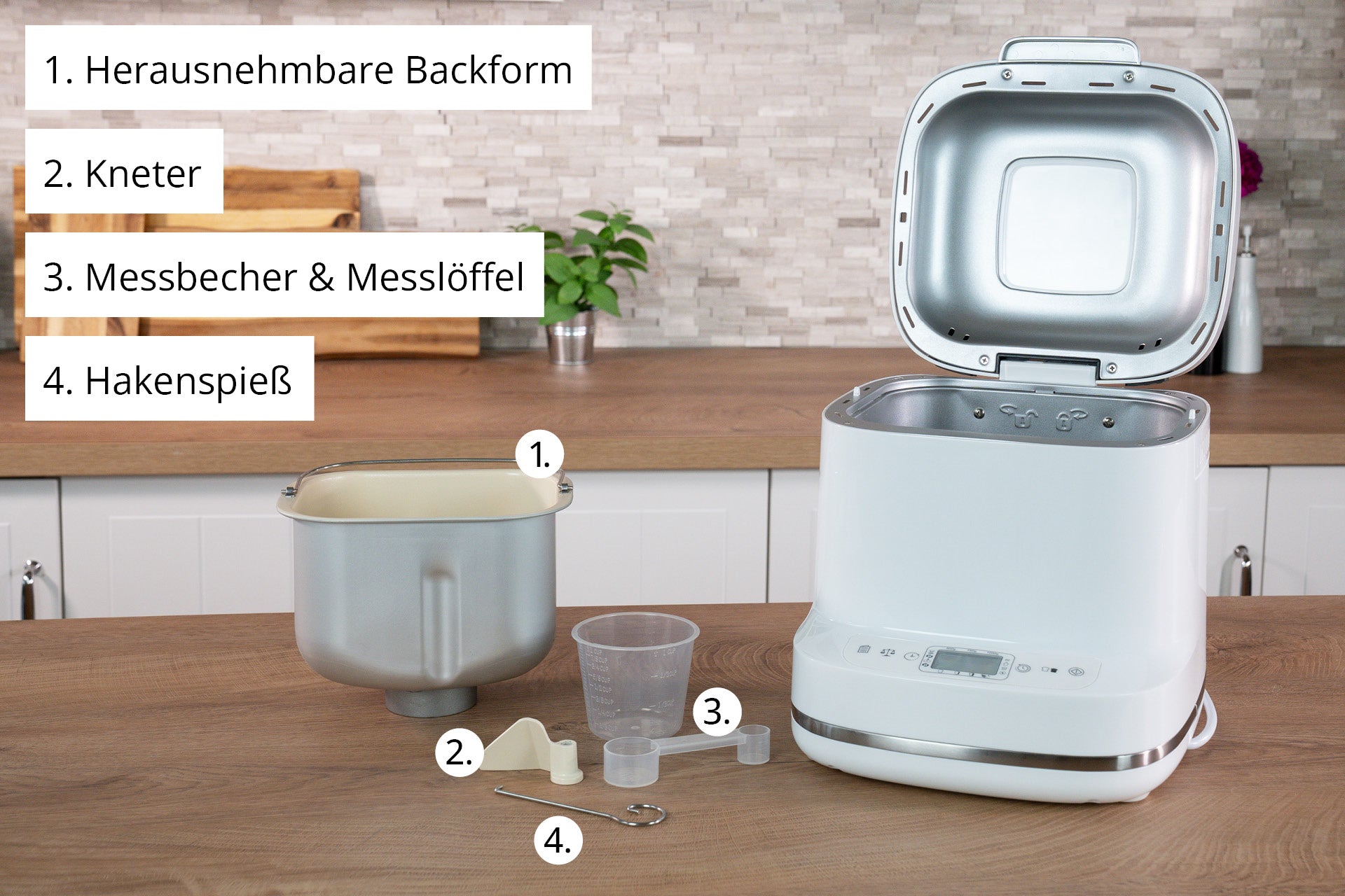 Der Unold AG Backmeister Bernd Brotbackautomat wird offen in einer modernen Küche gezeigt und zeigt sein beschriftetes Zubehör: 1 abnehmbare Backform, 2 Knetmesser, 3 Messbecher und Löffel und 4 Hakenwerkzeug.