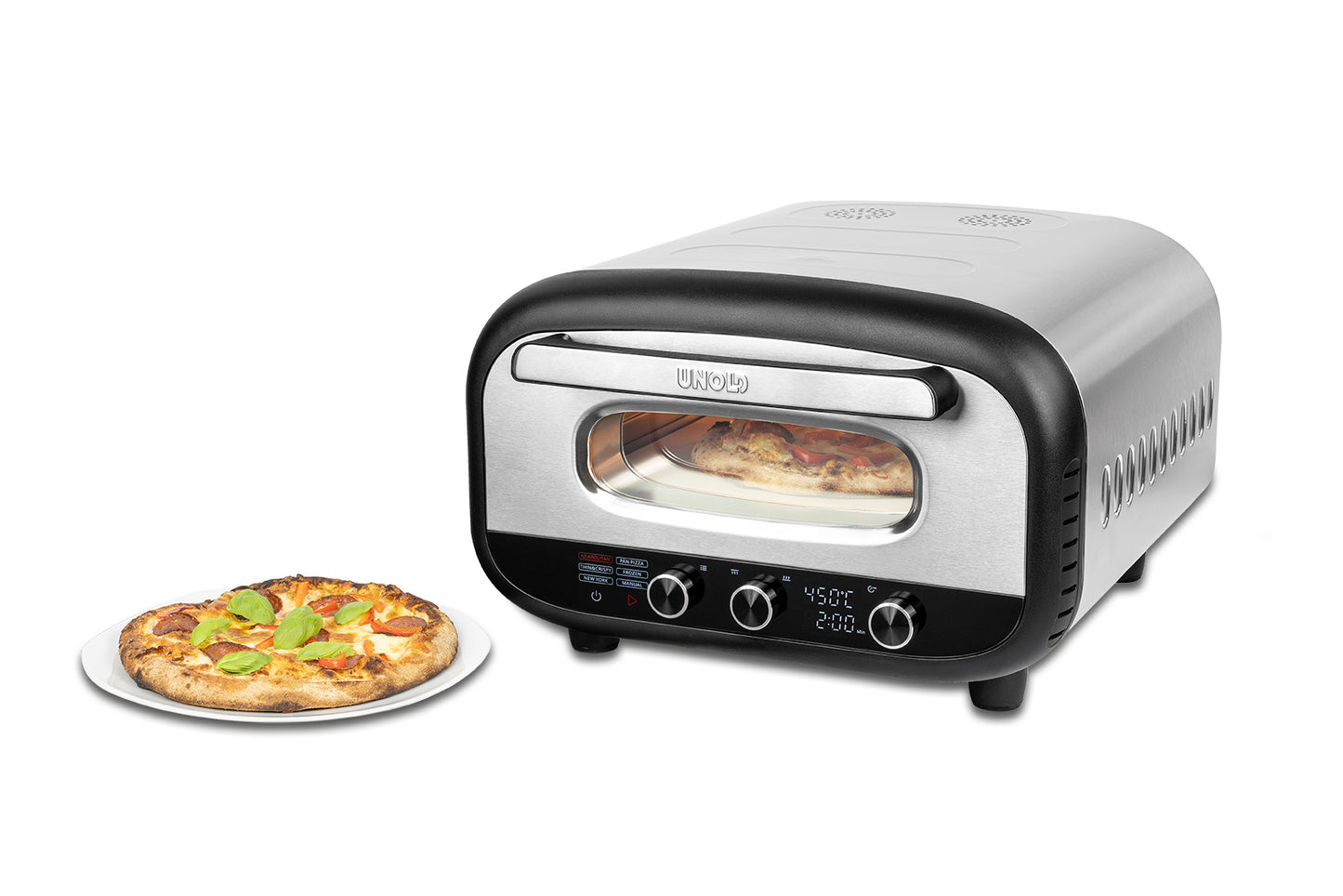 Der Unold Pizzaofen Alfredo mit Glasfenster backt eine Pizza im Inneren, während eine frische, mit Basilikum belegte Pizza auf einem weißen Teller davor liegt, alles vor einem weißen Hintergrund.