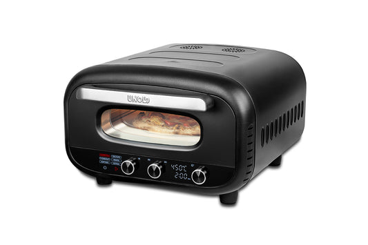 Der Unold Pizzaofen Don Alfredo ist ein schwarzer Aufsatzpizzaofen mit Glasfenster, zwei Bedienknöpfen, Digitalanzeige sowie seitlichen und oberen Lüftungsöffnungen, in dem eine Pizza gebacken wird.