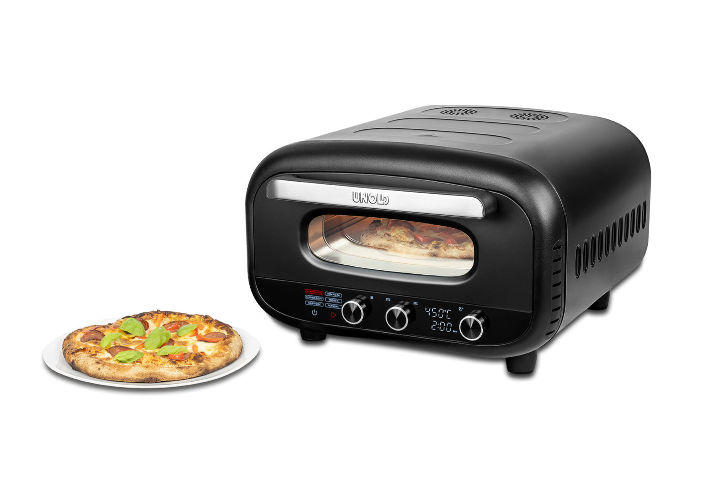 Der Unold Pizzaofen Don Alfredo, ein schwarzer Arbeitsplattenofen mit Bedienknöpfen, einer Digitalanzeige und einem Sichtfenster, wird beim Pizzabacken neben einer gegarten Pizza auf einem weißen Teller gezeigt.