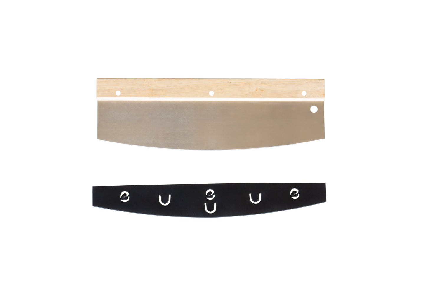 Der Unold Profi Pizzaschneider, ein gebogenes Metallmesser mit Holzgriff, ruht auf einem schwarzen Streifen mit Haken in Form des Buchstabens e auf weißem Hintergrund.