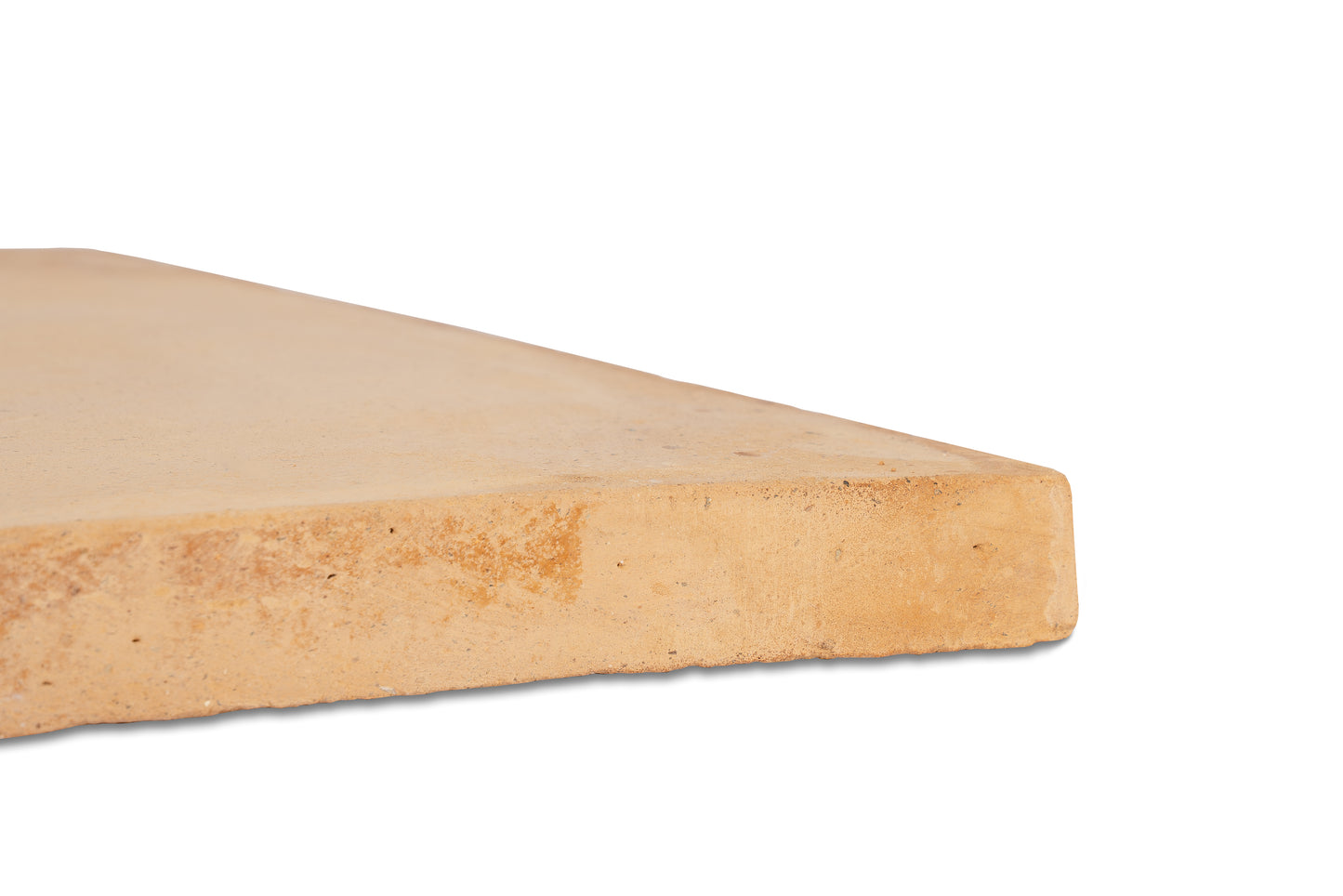 Eine Nahaufnahme des „Biscotto Pizzastein Eckig für Pizzaofen Luigi 68816“ der Unold AG: eine dicke, rechteckige, beigefarbene Steinplatte mit glatter Oberfläche und leicht rauer Kante, vor weißem Hintergrund.