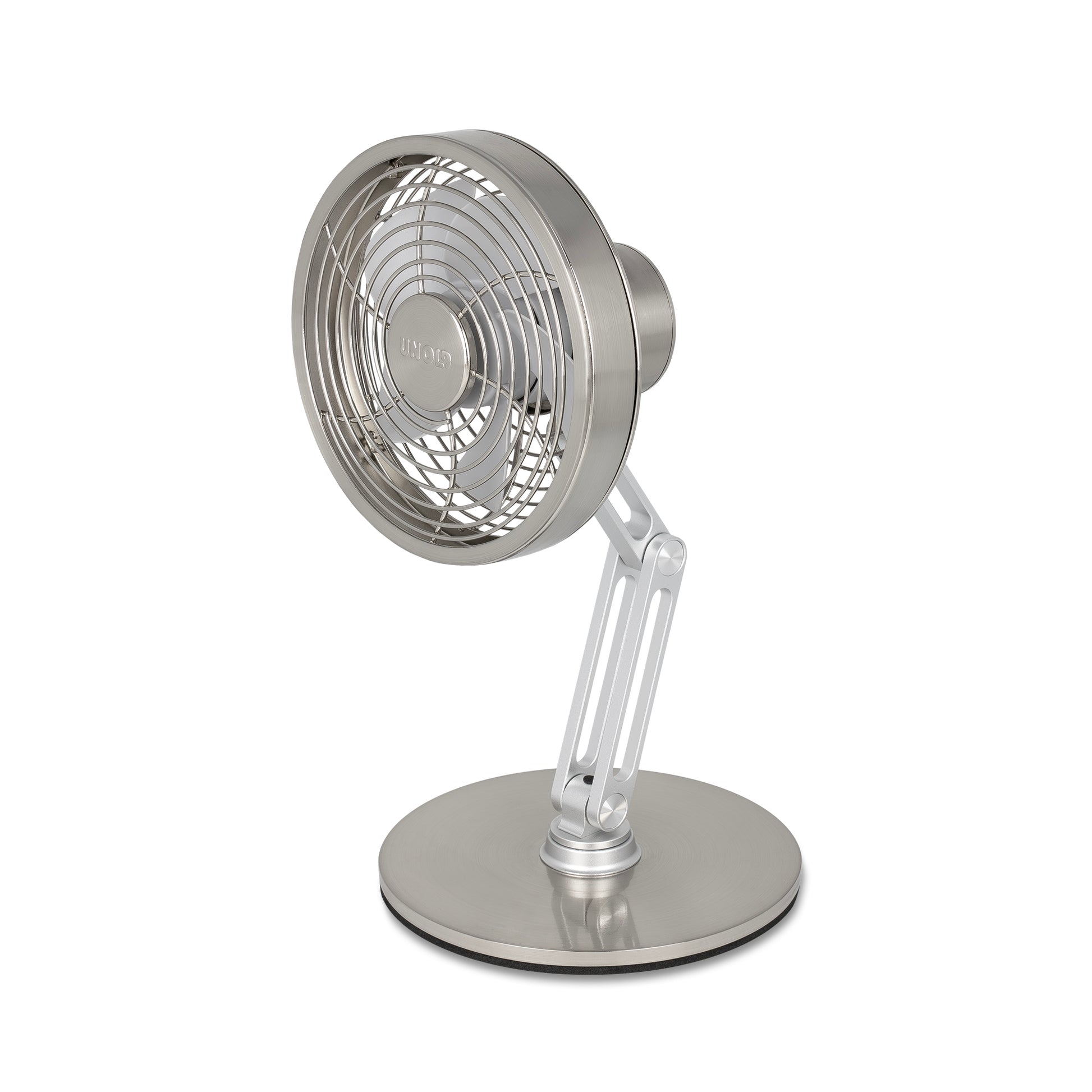 Der Unold AG Akku-Tischventilator Steel Flex ist ein moderner metallischer Tischventilator mit rundem Sockel, verstellbarem Arm und schützendem Frontgitter, der schräg auf einem weißen Hintergrund abgebildet ist.