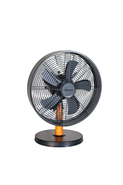 Der Unold Tischventilator Black Steel ist ein moderner schwarzer elektrischer Tischventilator mit rundem Sockel, Holzakzent am Ständer, Schutzgittern und fünf Flügeln, die isoliert auf weißem Hintergrund dargestellt sind.