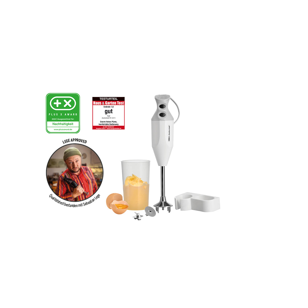 Das Stabmixer-Set ESGE-Zauberstab® M 122 S von ESGE-Zauberstab enthält Aufsätze, ein Glas mit Saft und Eiern, Preislogos und einen Koch mit rotem Hemd und Mütze.