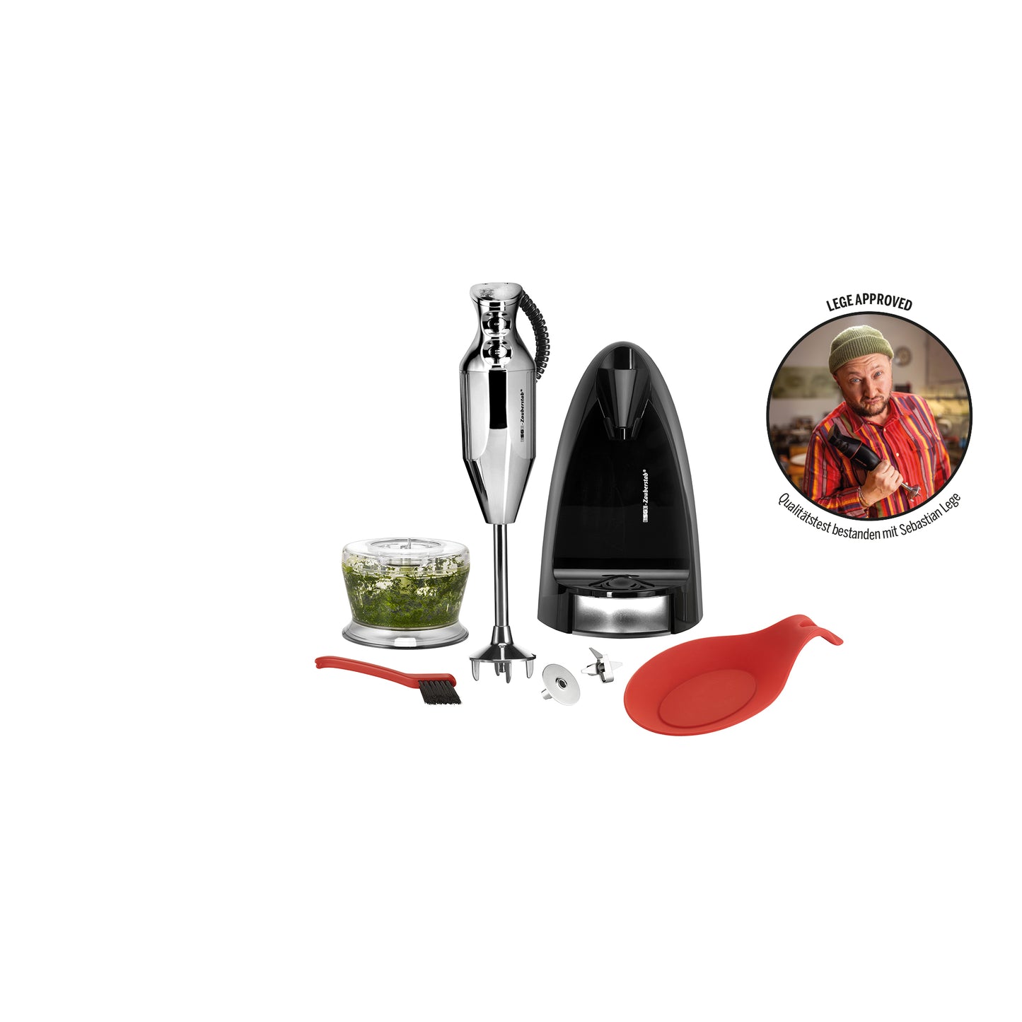 Das Unold ESGE-Zauberstab® M 200 Chrom-Stabmixer-Set in Silber wird mit einem passenden schwarzen Ständer, einem Mixbecher mit gehackten Kräutern, einer Reinigungsbürste, einem Messeraufsatz und einem roten Spatel geliefert. In einer runden Einlage ist ein Koch zu sehen, der neben einem „IGGE APPROVED“-Siegel den Daumen hochhält.