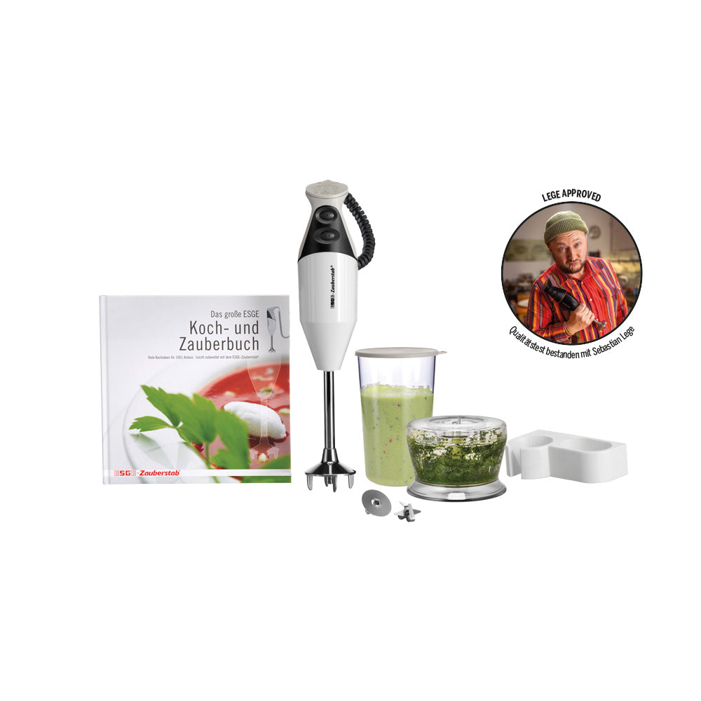 Das Unold ESGE-Zauberstab® M160 G Gourmet-Set enthält einen Stabmixer mit Aufsätzen, einen Mixbecher mit grüner Flüssigkeit, eine Zerkleinerungsschüssel mit Kräutern, eine Klinge, einen Eisbehälter, ein Rezeptbuch und eine kochgeprüfte Kreisplakette.