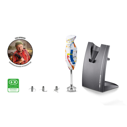 Der ESGE-Zauberstab Design Edition Pop Art von Unold AG ist ein farbenfroher, moderner Stabmixer mit abstrakten Mustern, drei Metallaufsätzen, einem grauen Ständer und Zertifizierungsetiketten - eines davon zeigt einen Koch, der den Daumen hoch zeigt.