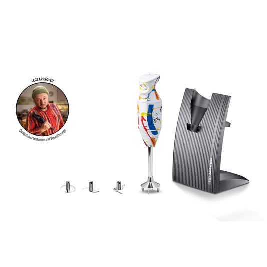 Das „ESGE-Zauberstab Design Edition Color Art“ von ESGE-Zauberstab ist ein farbenfrohes Stabmixer-Set, bestehend aus drei Aufsätzen, einem modernen schwarzen Ständer und einem runden Aufkleber, auf dem ein lächelnder Koch mit dem Schriftzug „LEEE APPROVED“ abgebildet ist. Alle Artikel sind vor einem weißen Hintergrund abgebildet.