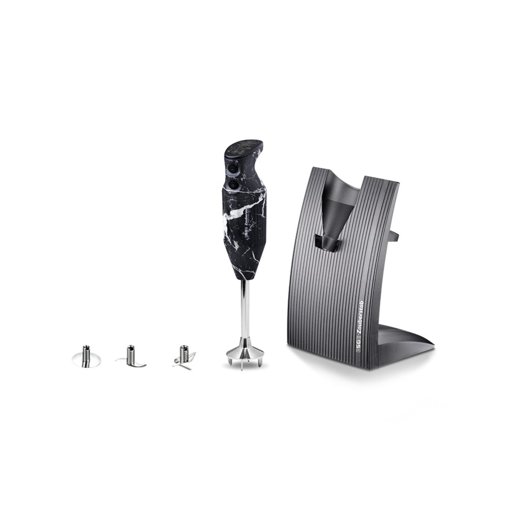 Der ESGE-Zauberstab Design Edition Marmor-Schwarz Stabmixer von ESGE-Zauberstab zeichnet sich durch ein schwarz-weißes Muster, drei Metallaufsätze und einen dunklen, geriffelten Ständer aus, die alle vor einem weißen Hintergrund abgebildet sind.