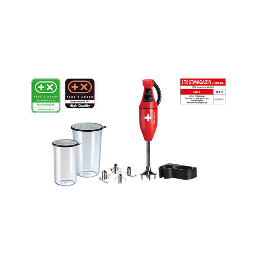 Der ESGE Zauberstab E 120 Design Rot 915101 von ESGE Zauberstab wird mit Metallaufsätzen, zwei Mixbechern mit transparentem Deckel, einem schwarzen Standfuß und drei Auszeichnungslabels für Nachhaltigkeit, Qualität und Testergebnisse auf weißem Hintergrund gezeigt.