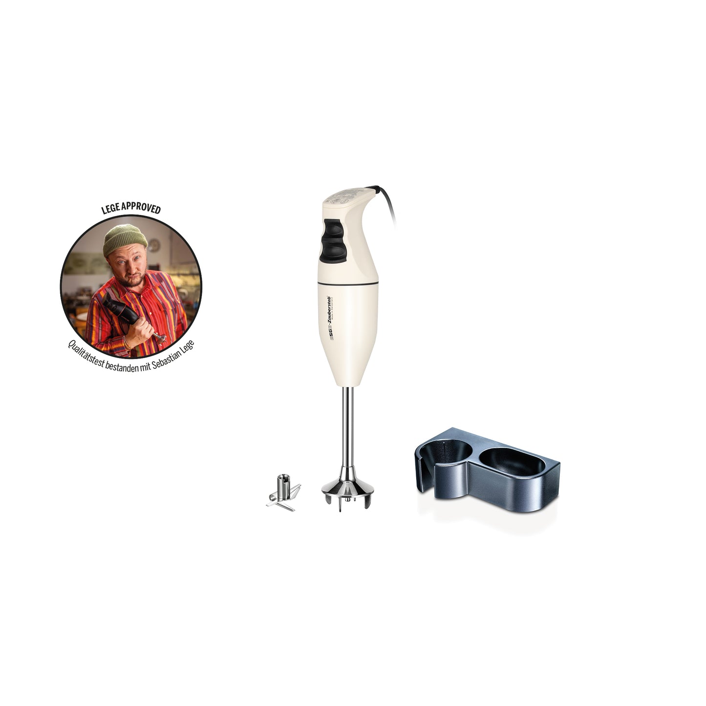 Der ESGE-Zauberstab M 100 – Exklusiv Edition Creme, ein weißer Stabmixer mit einem Mixstab aus Metall, wird mit einer Wandhalterung und zwei kleinen Metallzubehörteilen geliefert. Auf der linken Seite ist ein rundes Foto eines Kochs zu sehen, der den Daumen hochhält, mit der Aufschrift „ESGE APPROVED“.
