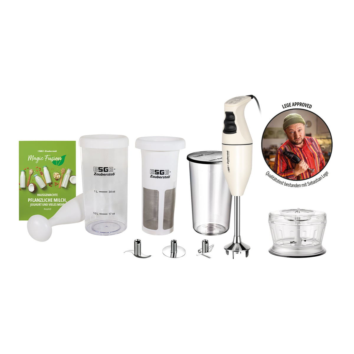 Wir stellen vor: das ESGE-Zauberstab E 120 Select + Magic Fusion Creme von ESGE-Zauberstab – ein weißes Stabmixer-Set mit zahlreichen Aufsätzen, Rührbehältern, einem Rezeptbuch und einem Aufkleber mit einem Mann, der den Daumen hochhält. Das Set enthält Schneebesen, Messer und eine Zerkleinerungsschüssel für vielseitigen Einsatz in der Küche.